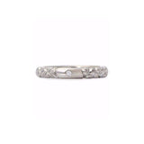 Crafted in 14KT white gold, this quilted band features a round brilliant-cut centre diamond.