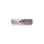 Crafted in 14KT white gold, this 1.5mm men’s ring features a x-pattern with a black centre diamond.