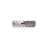 Crafted in 14KT white gold, this 1.5mm men’s ring features a x-pattern with a black centre diamond.
