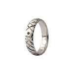 Crafted in 14KT white gold, this 1.5mm men’s ring features a x-pattern with a black centre diamond.