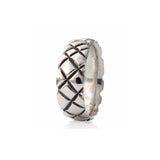 Crafted in 14KT white gold, this 7mm men’s ring features a quilt-inspired pattern all around the band.