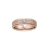 Crafted in rose 14kt Certified Canadian Gold, this men’s band features a pavé pattern similar to a beaver’s tail set with a round-brilliant cut Canadian centre diamond.