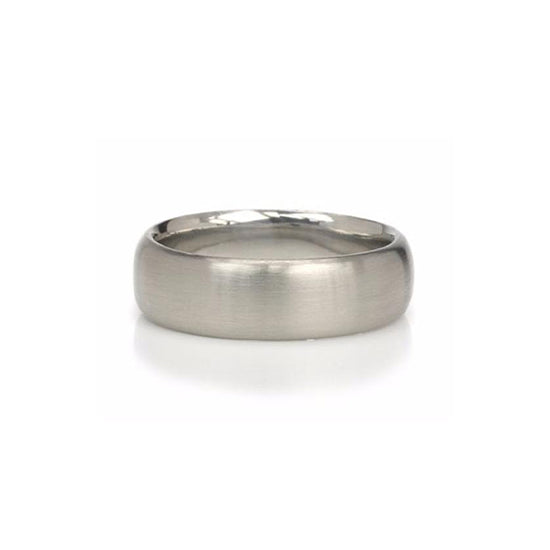 Crafted in 14KT white gold, this 6.5mm wide men’s ring offers a curved comfortable fit.