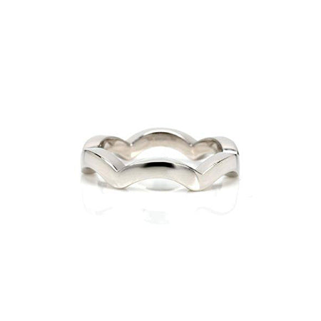 Scallop pattern flat band crafted in 14KT white gold.