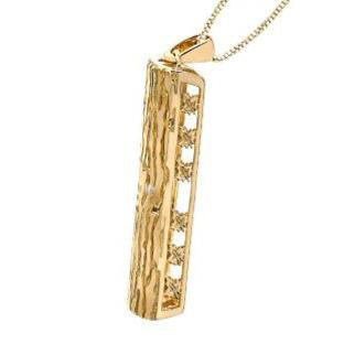 Crafted in 14KT yellow Canadian Certified Gold, this necklace features a tree bark-inspired pendant with a heart-shaped cut out filled with a round brilliant-cut Canadian diamond.