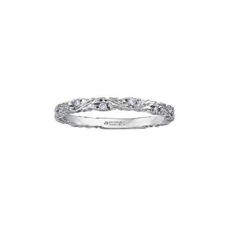 Crafted in 14KT white Certified Canadian Gold, this stacking ring features maple leafs set with round brilliant-cut Canadian diamonds.