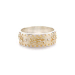 Crafted in gold this men’s ring features regal lions racing around the band.