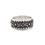 Crafted in oxidized sterling silver, this men’s ring features regal lions racing around the band.