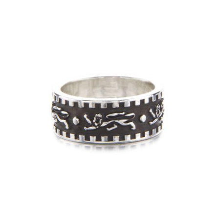 Crafted in oxidized sterling silver, this men’s ring features regal lions racing around the band.