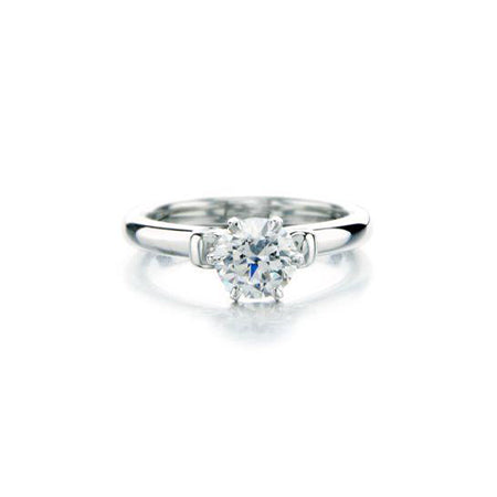 Crafted in 14KT white gold, this ring features a round brilliant-cut centre diamond and diamond details.