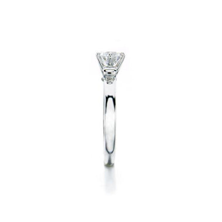 Crafted in 14KT white gold, this ring features a round brilliant-cut centre diamond and diamond details.