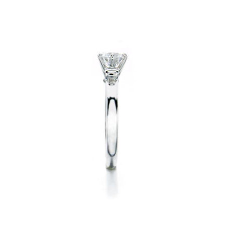 Crafted in 14KT white gold, this ring features a round brilliant-cut centre diamond and diamond details. 