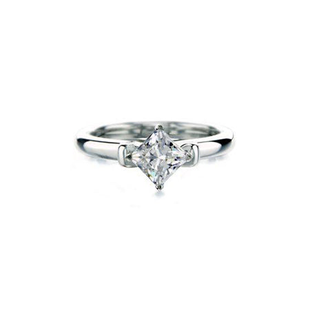 Crafted in 14KT white gold, this ring features a princess-cut centre diamond and round brilliant-cut diamond details. 