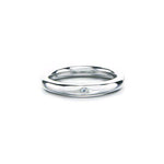 Simple band crafted in 14KT white gold, featuring a small centre diamond.