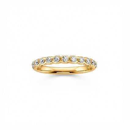Crafted in 18kt Gold, this band is set with round brilliant-cut Canadian diamonds.