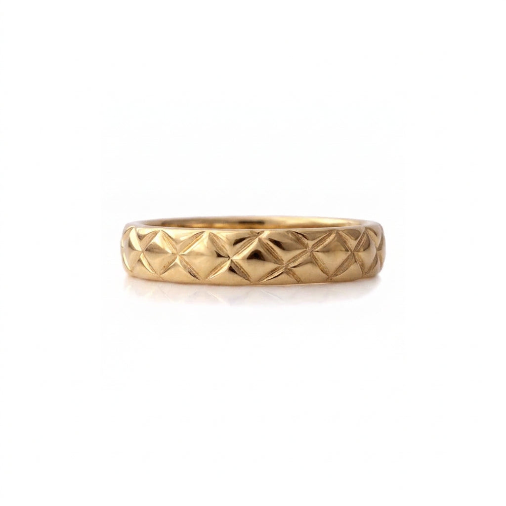 Crafted in 14KT yellow gold, this 4.5mm ring features a quilt-inspired pattern all around the band.