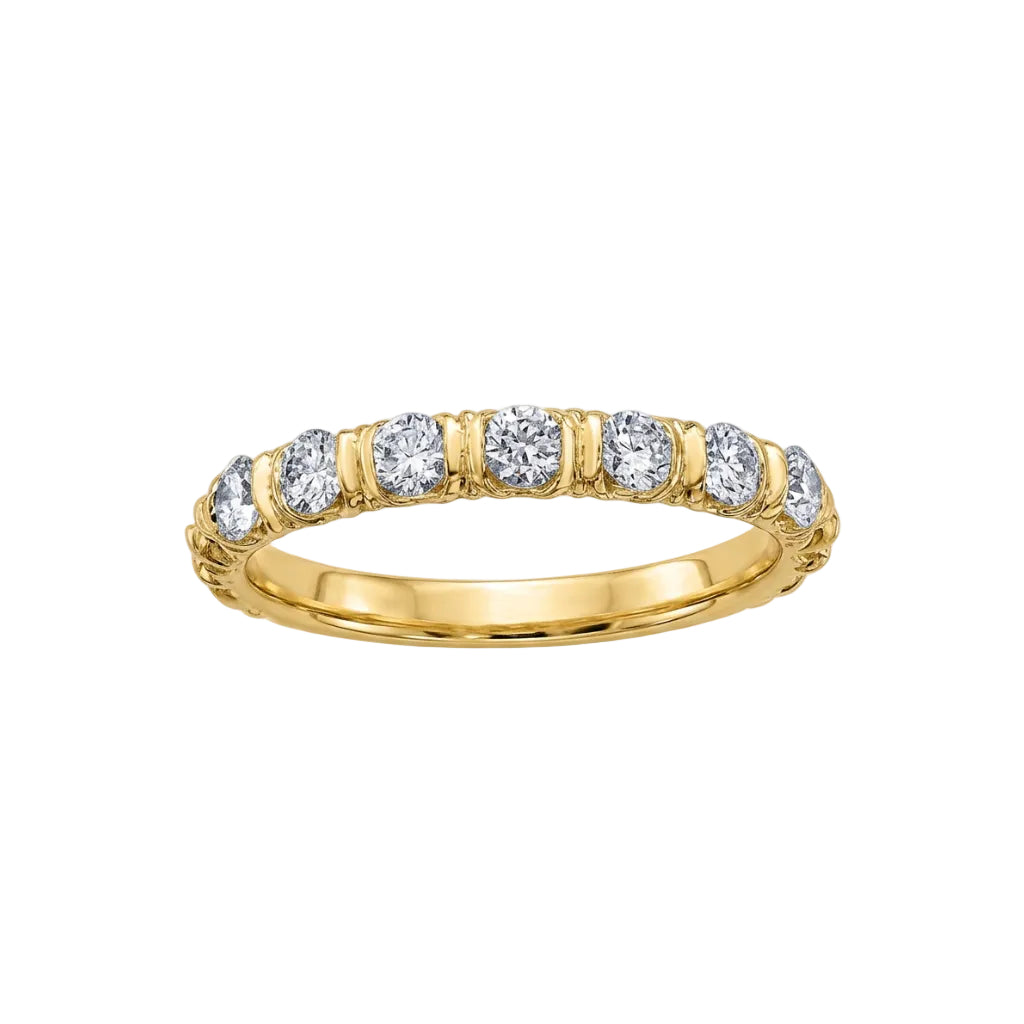 Crafted in 18kt gold, this band features a fur-trim pattern set with round brilliant-cut Canadian diamonds.
