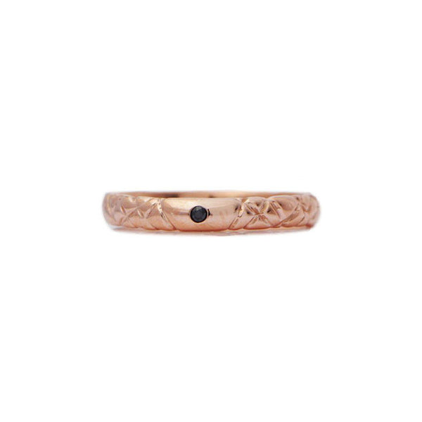 Crafted in 14KT rose gold, this quilted band features a black centre diamond.