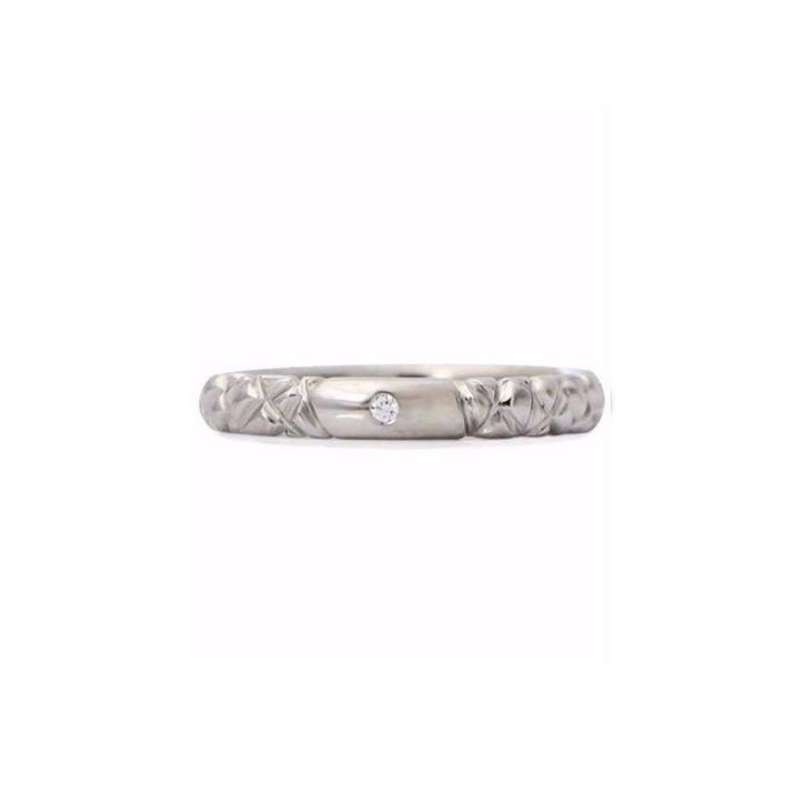 Crafted in 14KT white gold, this quilted band features a round brilliant-cut centre diamond. 