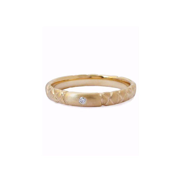 Crafted in 14KT yellow gold, this quilted band features a round brilliant-cut centre diamond. 
