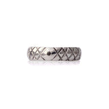 Crafted in 14KT white gold, this 1.5mm men’s ring features a x-pattern with a black centre diamond.