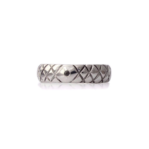 Crafted in 14KT white gold, this 1.5mm men’s ring features a x-pattern with a black centre diamond.
