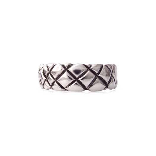 Crafted in 14KT white gold, this 7mm men’s ring features a quilt-inspired pattern all around the band.