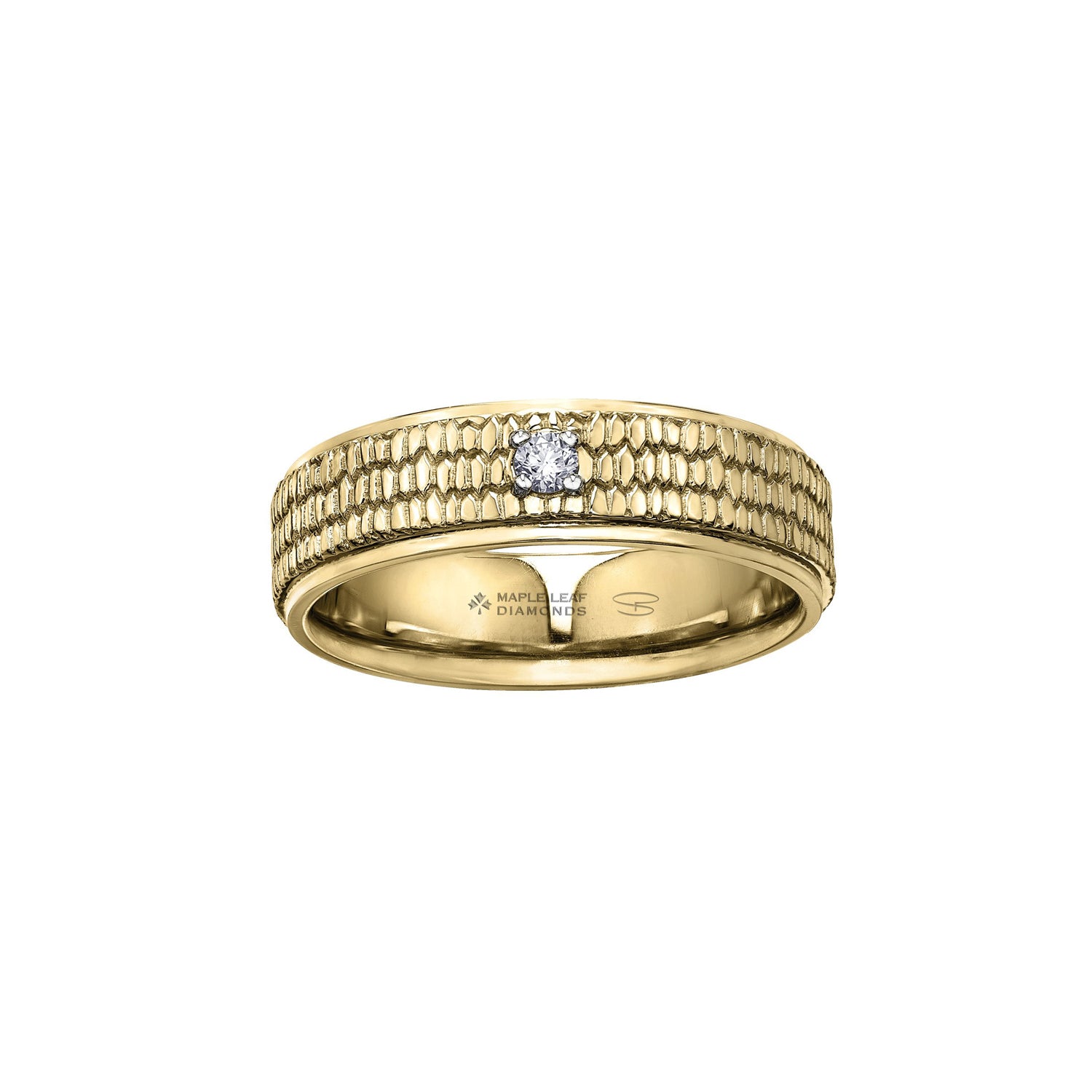 Crafted in yellow 14kt Certified Canadian Gold, this men’s band features a pavé pattern similar to a beaver’s tail set with a round-brilliant cut Canadian centre diamond.