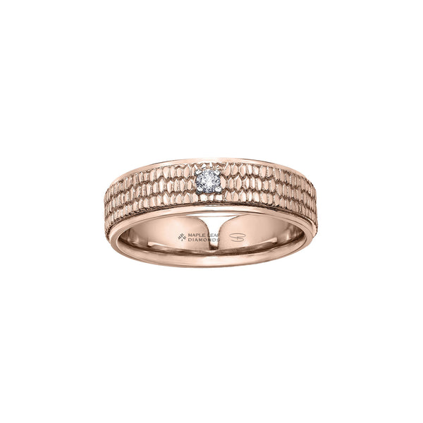 Crafted in rose 14kt Certified Canadian Gold, this men’s band features a pavé pattern similar to a beaver’s tail set with a round-brilliant cut Canadian centre diamond.