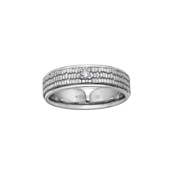 Crafted in white 14kt Certified Canadian Gold, this men’s band features a pavé pattern similar to a beaver’s tail set with a round-brilliant cut Canadian centre diamond.