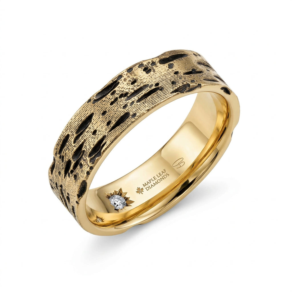 Crafted in 14KT Certified Canadian Gold, this men’s ring features a birch bark-inspired pattern set with a round brilliant-cut Canadian diamond hidden on the inside of the band.