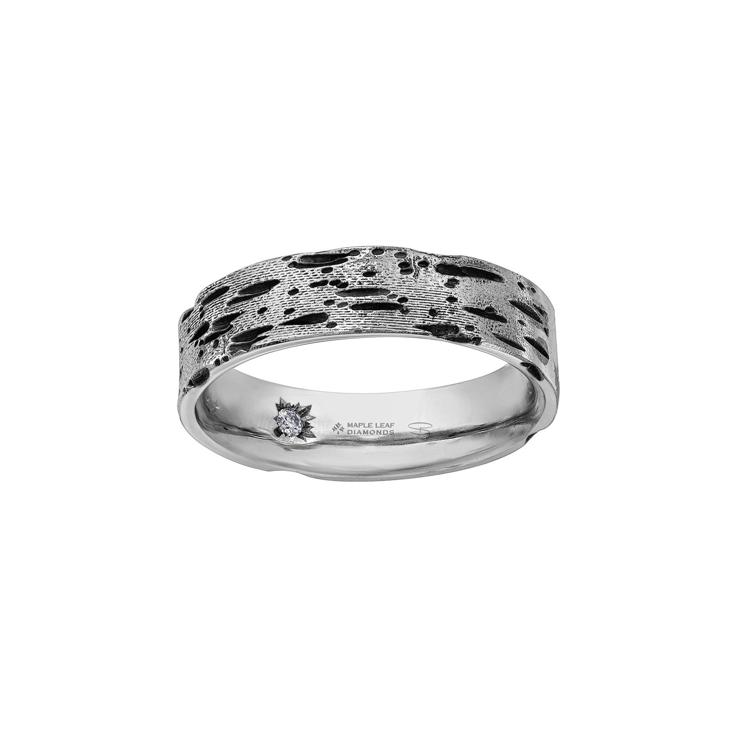 Crafted in 14KT white Certified Canadian Gold, this men’s ring features a birch bark-inspired pattern set with a round brilliant-cut Canadian diamond hidden on the inside of the band.