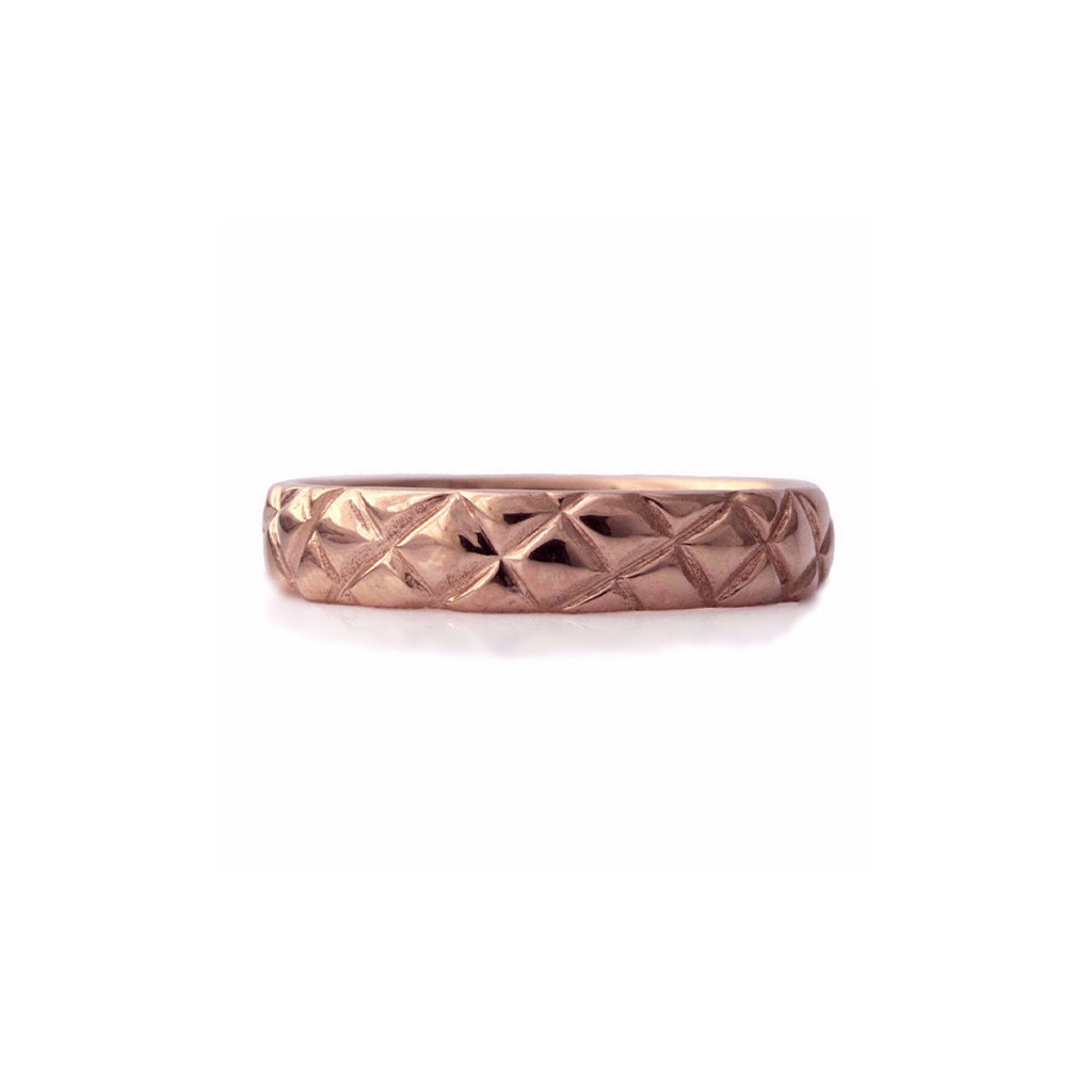Crafted in 14KT rose gold, this 4.5mm ring features a quilt-inspired pattern all around the band.