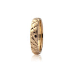 Crafted in 14KT yellow gold, this 4.5mm men’s ring features a quilt-inspired pattern all around the band.