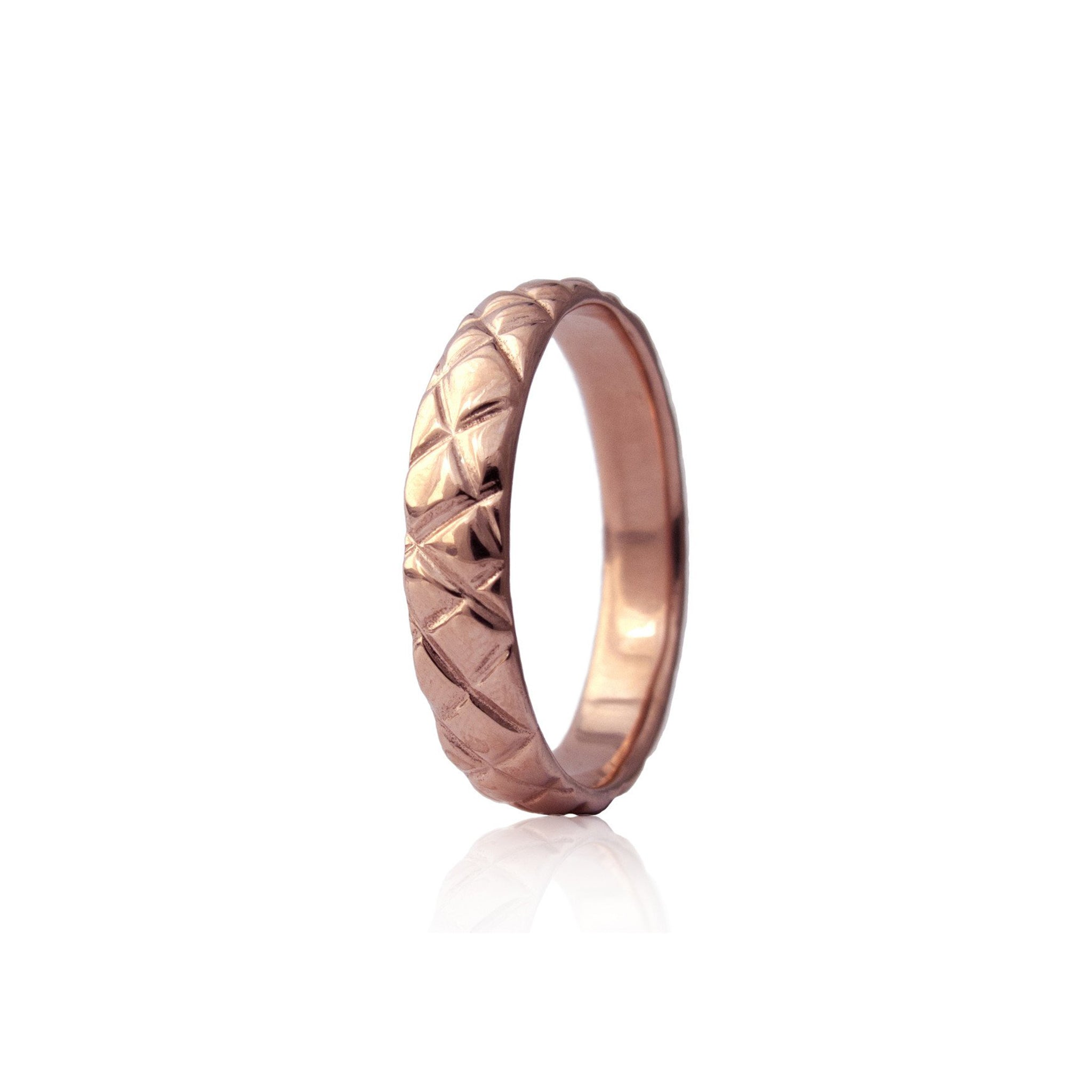 Crafted in 14KT rose gold, this 4.5mm men’s ring features a quilt-inspired pattern all around the band.