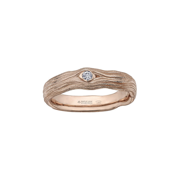 Crafted in 14KT rose Certified Canadian Gold, this men’s ring features a round brilliant-cut Canadian diamond set on a driftwood-inspired band. 