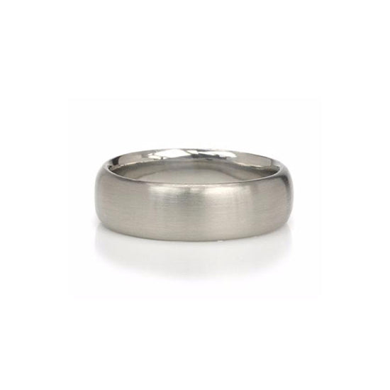 Crafted in 14KT white gold, this 6.5mm wide men’s ring offers a curved comfortable fit. 