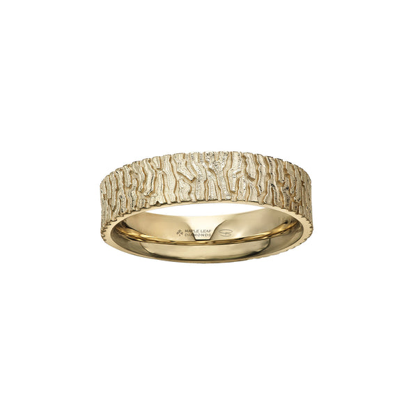 Crafted in 14KT yellow Certified Canadian Gold, this men’s ring features a bark-inspired pattern set with a round brilliant-cut Canadian diamond hidden on the inside of the band. 
