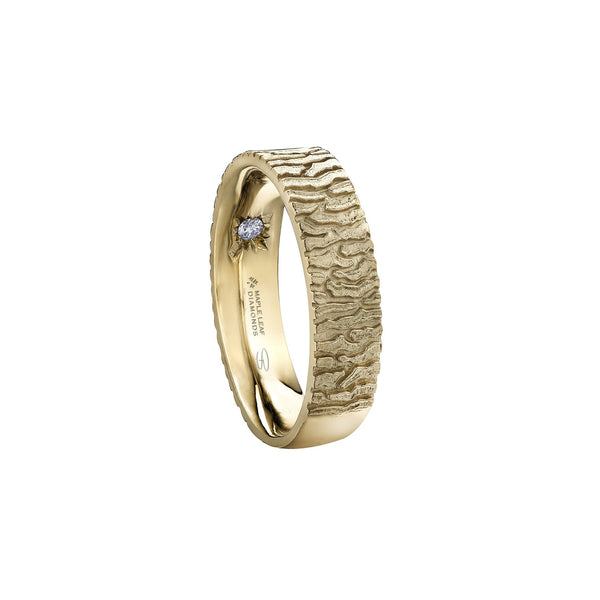 Crafted in 14KT yellow Certified Canadian Gold, this men’s ring features a bark-inspired pattern set with a round brilliant-cut Canadian diamond hidden on the inside of the band. 