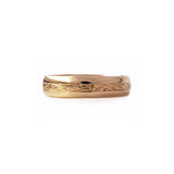 Crafted in 14KT gold, this 5.5mm men’s ring features stunning strip of paisley hand-engravings all around the band.