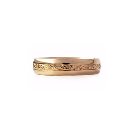 Crafted in 14KT gold, this 5.5mm men’s ring features stunning strip of paisley hand-engravings all around the band.