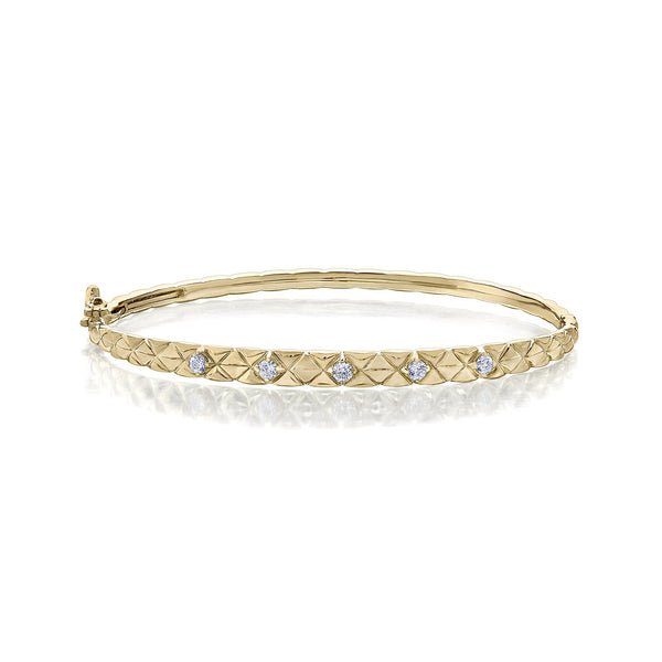 Crafted in 14KT yellow Certified Canadian Gold, this quilted bangle bracelet is set with five round brilliant-cut Canadian diamonds.