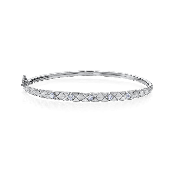 Crafted in 14KT white Certified Canadian Gold, this quilted bangle bracelet is set with five round brilliant-cut Canadian diamonds.