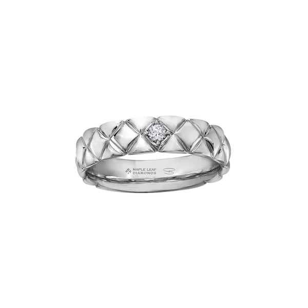 Crafted in 14KT white Certified Canadian Gold, this men’s ring features a round brilliant-cut Canadian diamond set on a quilted band. 