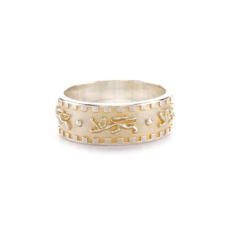 Crafted in gold-plated sterling silver, this men’s ring features regal lions racing around the band. 