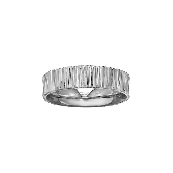 Crafted in 14KT white Certified Canadian Gold, this men’s ring features a stream water-inspired pattern set with a round brilliant-cut Canadian diamond hidden on the inside of the band. 