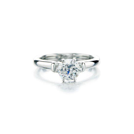 Crafted in 14KT white gold, this ring features a round brilliant-cut centre diamond and diamond details. 