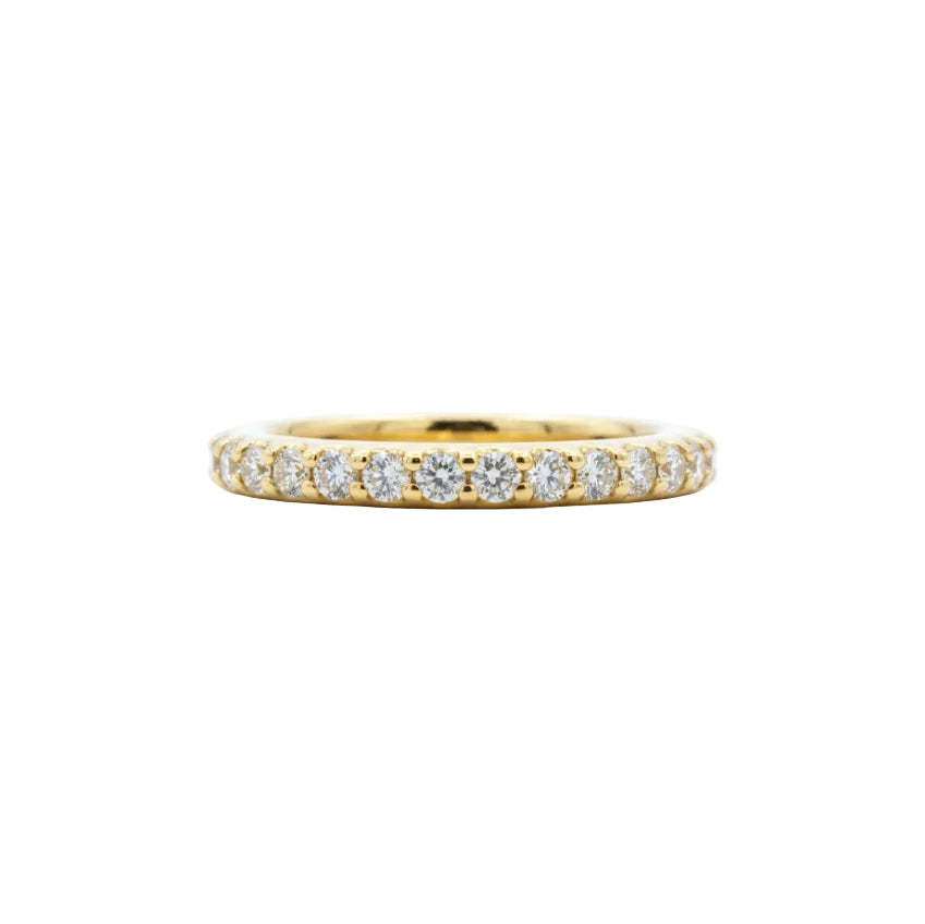 Crafted in 14KT gold, this ring features 15 round brilliant-cut diamonds in a row.