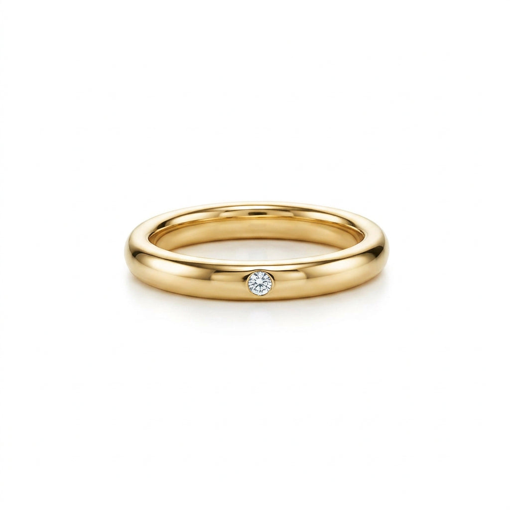 Simple band crafted in 14KT gold, featuring a small centre diamond. 